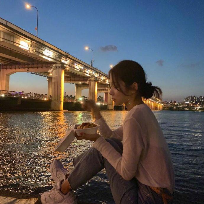 女子深夜用长勺从垃圾桶捞地沟油