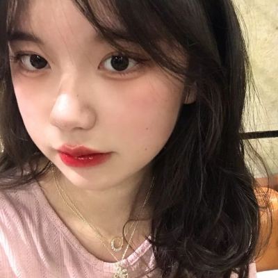 车主在车上堆雪人 女子拍照后踢坏